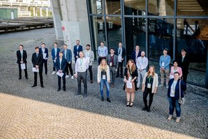 Absolvierende nach der Feier vor dem Audimax ohne Masken (Foto:RUB/Marquard)