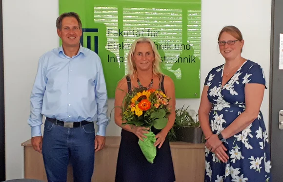 Gratulation an Prof. Dr.-Ing. Ilona Rolfes zum 25-jährigen Dienstjubiläum an der RUB. (Foto:RUB/ETIT Dekanat)