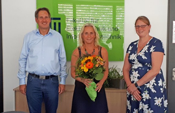 Gratulation an Prof. Dr.-Ing. Ilona Rolfes zum 25-jährigen Dienstjubiläum an der RUB. (Foto:RUB/ETIT Dekanat)