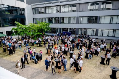 Feier im ID-Innenhof