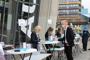 Anmeldung und Impfnachweis bei der Akademischen Feier 2021 (Foto:RUB/Zeitel)