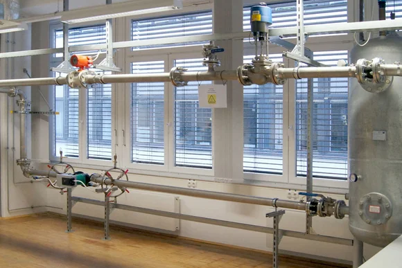 Hydraulikprüfstand zur Effizienzmessung nach ISO 9906. Das spezielle Beruhigungsgefäß rechts im Bild ist Voraussetzung für eine gleichmäßige Strömung und ermöglicht zudem die Erwärmung von Wasser. © David Reiff, Dr. Volker Staudt