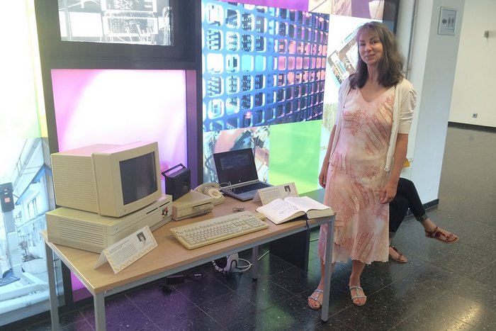 Lolita Lassak mit ihrem ersten Macintosh-Computer (© privat)