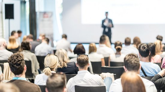 Lehrveranstaltungen an der Fakultät für Elektrotechnik und Informationstechnik (© Adobe Stock)