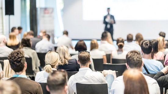 Lehrveranstaltungen an der Fakultät für Elektrotechnik und Informationstechnik (© Adobe Stock)