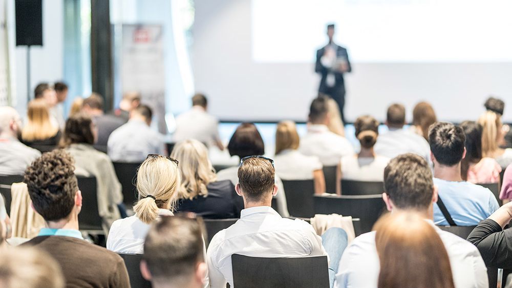 Lehrveranstaltungen an der Fakultät für Elektrotechnik und Informationstechnik (© Adobe Stock)