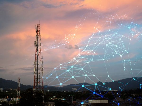 Schulprojekt Mobilfunk und WLAN (© Adobe Stock)