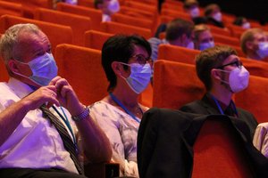 Im Publikum saßen die Gäste mit Maske (Foto:RUB/Zeitel)