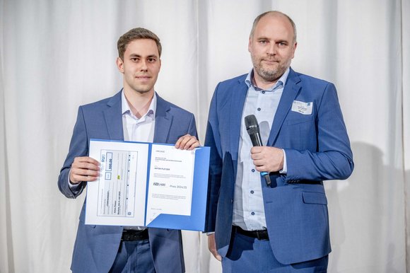 Anton Pletzer erhielt den 2π-Labs-Preis für einen der beiden besten Masterabschlüsse der Fakultät. Foto: © RUB/Marquard
