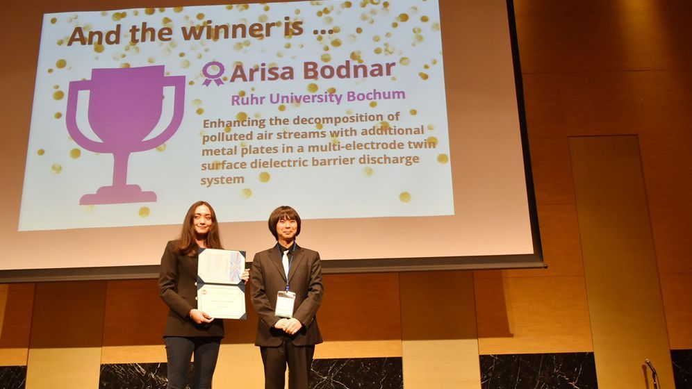 Arisa Bodnar bekommt den Student Poster Award verliehen. Bachelorstudentin Arisa Bodnar wir der Student Poster Award verliehen