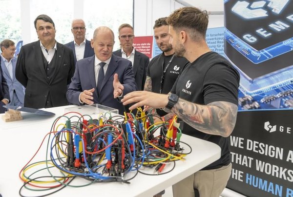 Beim Rundgang durch den Forschungsbau ZESS kommt der Bundeskanzler ins Gespräch mit den jungen Gründern des Deep-Tech-Start-up GEMESYS. (Foto: © RVR Jochen Tack)