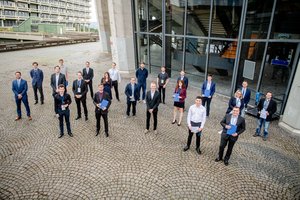 Absolvierende nach der Feier vor dem Audimax ohne Masken (Foto:RUB/Marquard)