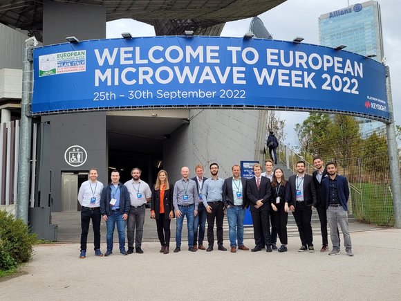 Gruppenfoto EuMW2022. v.l. Marc Hamme, Patrick Kwiatkowski, Christian Bredendiek (FHR), Melika Dedovic, Niklas Muckermann, Jan Schöpfel, Ahmad Zaben, Nils Pohl, Pascal Stadler, Tobias Welling, Olga Krylova, David Starke, Tobias Braun und Ali Yildirim