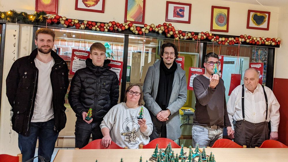 Die LED-Weihnachtsbäume werden im Ulrich-Jacobowsky-Haus der Lebenshilfe Bochum verteilt