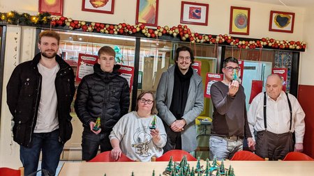 Die LED-Weihnachtsbäume werden im Ulrich-Jacobowsky-Haus der Lebenshilfe Bochum verteilt