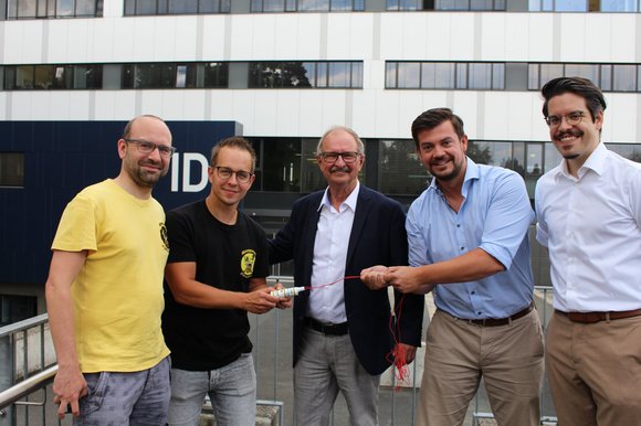 Übergabe der Alarmanlagen von Melitec-Chef Raimund Köhler (3.v.l.) an Daniel Zeitler und Marcel Krüger vom BVB-Fanclub (1. und 2.v.l.) zusammen mit Dr. Christoph Baer (2.v.r.) und Birk Hattenhorst (1.v.r.). (Foto:RUB/Zeitel)