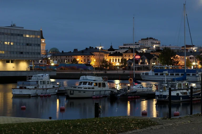 Foto vom Hafen Oulu, Finnland bei Nacht