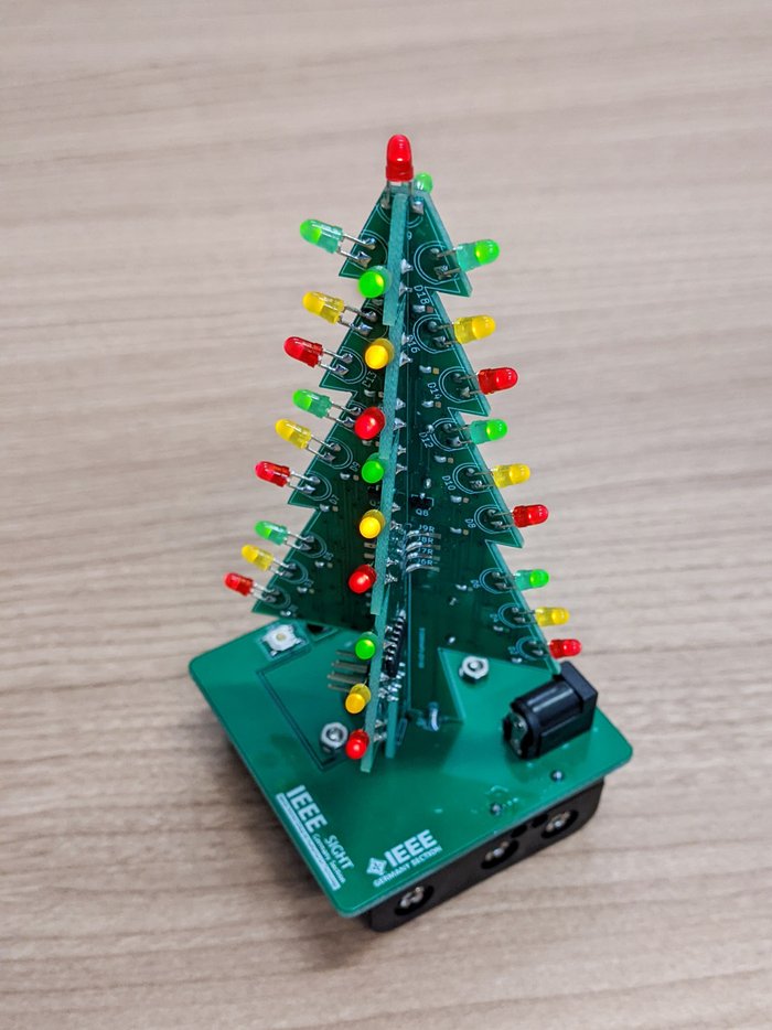 LED-Weihnachtsbaum von der Aktion „Weihnachtsbäume für den guten Zweck“