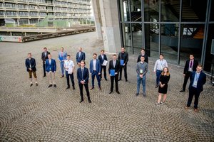 Absolvierende nach der Feier vor dem Audimax ohne Masken (Foto:RUB/Marquard)
