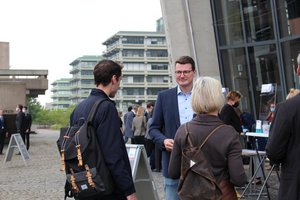 Absolventen warten vor dem Audimax auf den Einlass (Foto:RUB/Zeitel)