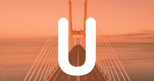 Das UNIC Banner zeigt ein großes weißes U vor dem Hintergrund der Golden Gate Bridge/USA in hellorange. (© Archiv/ETIT)(