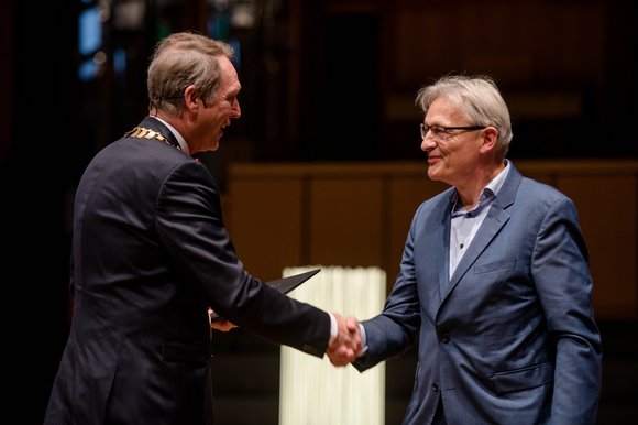 Alumnus erhält Ehrenmedaille