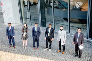 Absolvierende nach der Feier vor dem Audimax ohne Masken (Foto:RUB/Marquard)