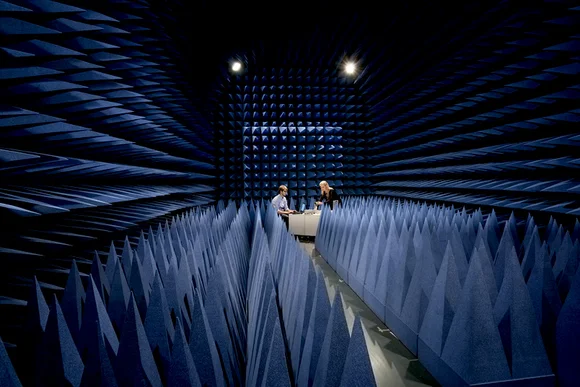 In diesem abgeschirmten Raum können die Ingenieure ihre Systeme unter kontrollierten Bedingungen testen. (Foto: © Roberto Schirdewahn)