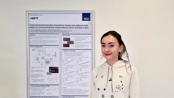 Arisa Bodnar steht vor ihrem Poster-Beitrag. Bachelorstudentin Arisa Bodnar steht vor dem Award-Poster