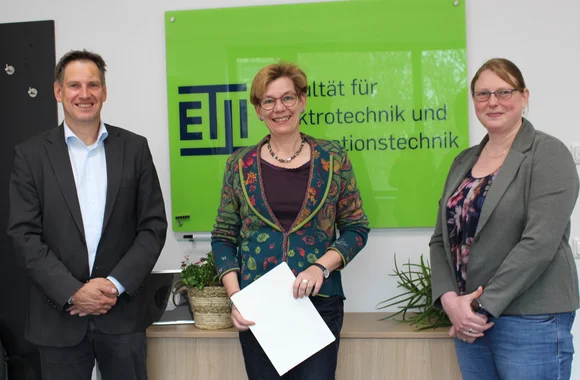 25-jähriges Dienstjubiläum feierte am Montag, 04. April 2022 die stellvertretende Geschäftsführerin der ETIT, Dr. Ulrike Schulte. (© RUB/Zeitel) (v.l.n.r.):Dekan Prof. Dr. Thomas Musch, Dr. Ulrike Schulte und Dr. Corinna Heldt. (© RUB/Zeitel)