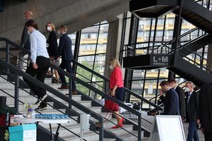 Die Gäste laufen die Treppen hinauf ins Audimax (Foto:RUB/Zeitel)