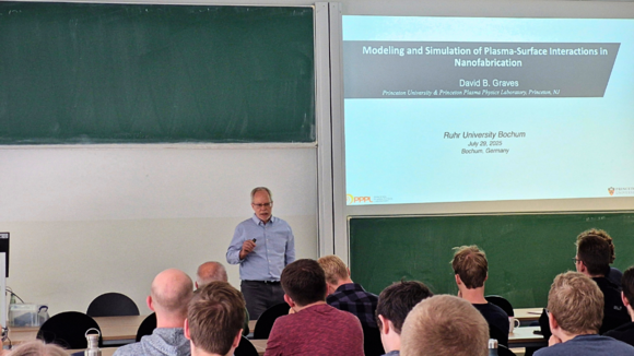 David B. Graves hielt einen Vortrag am Lehrstuhl MST. Foto: © RUB/Braun David B. Graves hält einen Vortrag, Leinwand mit Präsentation im Hintergrund