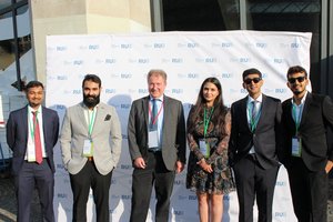 Eine Gruppe Absolventen vor der Fotowand zusammen mit Prof. Hofmann (Foto:RUB/Zeitel)