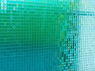 Mosaikwand mit Spiegelung, grün-blaue Optik.