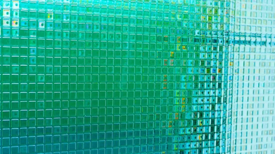 Mosaikwand mit Spiegelung, grün-blaue Optik.