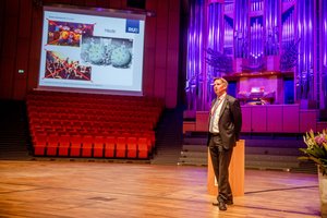 Dekan Thomas Musch reflektiert die letzten Studierendenjahre mit dem Studentenjahr unter Covid (Foto:RUB/Marquard)
