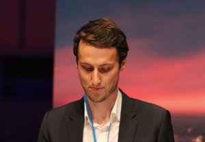 Absolventenredner Jan Thoma bei seiner Rede im Audimax (Foto:RUB/Zeitel)