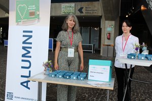 An unserem Alumni-Stand konnten sich die Absolvierenden für das Ehemaligen-Netzwerk registrieren, um auch nach dem Abschluss mit der Fakultät in Kontakt zu bleiben (Foto:RUB/Zeitel)