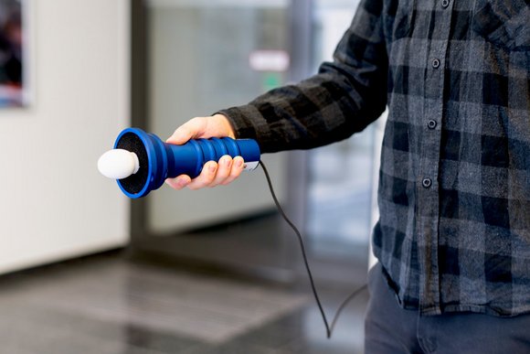 Virtual cane helps with orientation (Photo: RUB/Kramer)