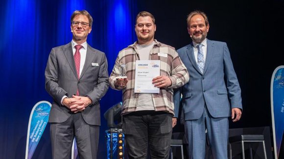 Adrian Klingbeil hält seine Urkunde in den Händen