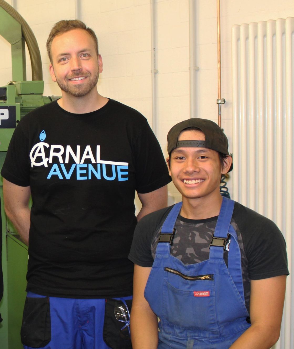 Ausbildungsbeginn 2019: Daniel Uibel (l.) und Vinh Cimiotti (r.) in ihrer ersten Woche in der ETIT-Werkstatt. (Foto: RUB/Zeitel)