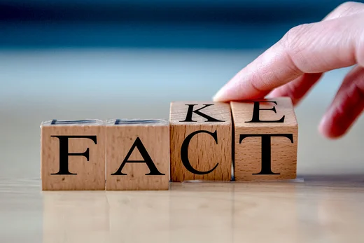 Holzwürfel mit dem Wörtern Fact & Fake sind zu sehen. © RUB, Marquard