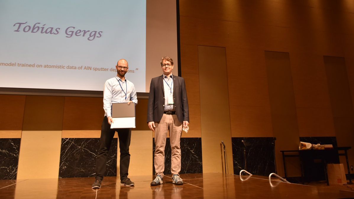 Tobias Gergs bekommt den Student Award of Excellence verliehen. Doktorand Tobias Gergs wird der Student Award of Excellence verliehen
