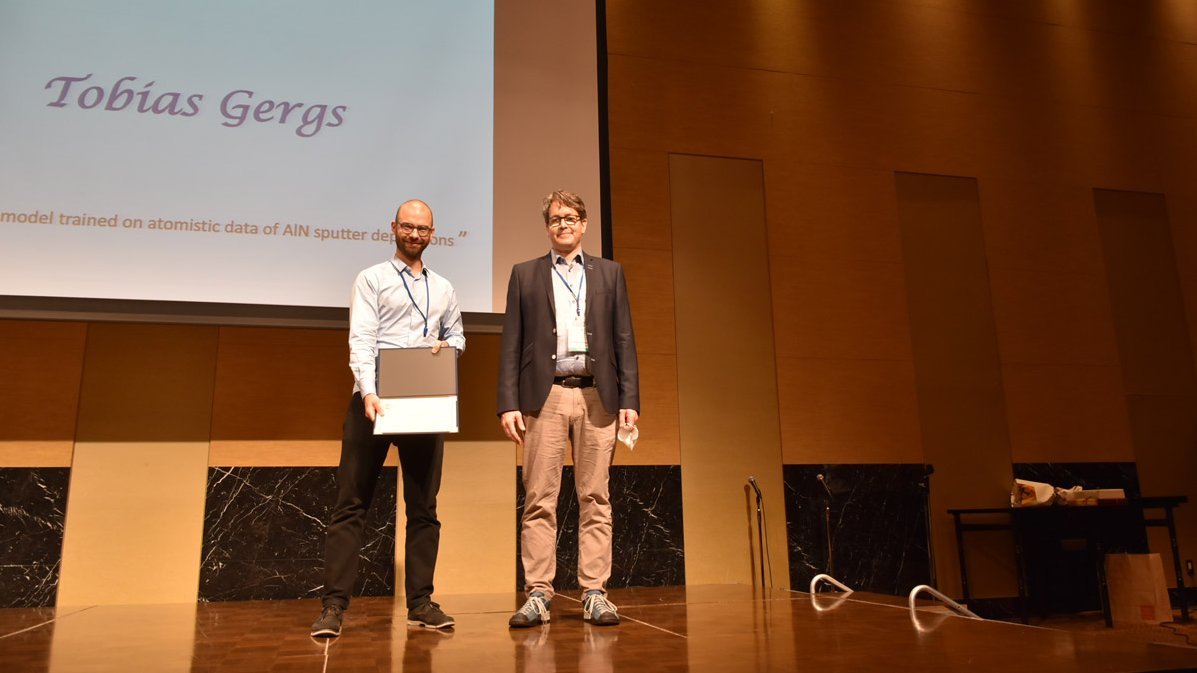 Doktorand Tobias Gergs wird der Student Award of Excellence verliehen