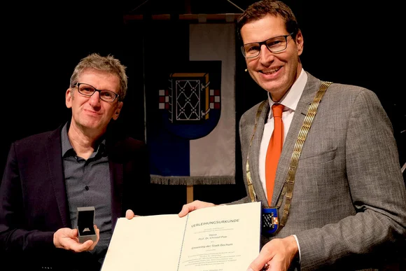 Oberbürgermeister Thomas Eiskirch (rechts) übergibt den Ehrenring an Christof Paar. (Foto: © Presse- und Informationsamt der Stadt Bochum)