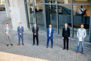 Absolvierende nach der Feier vor dem Audimax ohne Masken (Foto:RUB/Marquard)