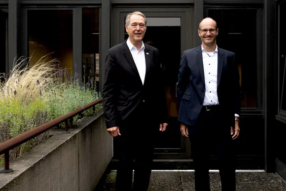 Rektor Axel Schölmerich (links) hat Alexander May zum Gründungsdekan bestellt. (Foto:RUB/Kramer)