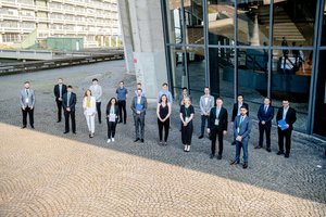 Absolvierende nach der Feier vor dem Audimax ohne Masken (Foto:RUB/Marquard)