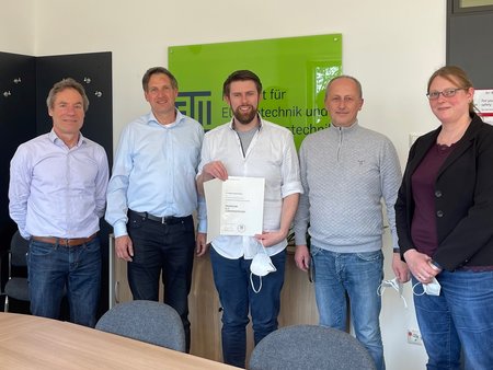 Urkundenübergabe der Professur als Juniorprofessor für Dr. Andrew Gibson: (v.l.n.r.) Prof. Dr.-Ing. Peter Awakovicz, Dekan Prof. Dr.-Ing. Thomas Musch, Prof. Dr. Adrew Gibson, Prof. Dr.-Ing. Thomas Mussenbrock und Geschäftsführerin Dr. Corinna Heldt. © RUB/Zeitel