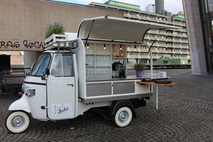 Das Prosecco-Mobil auf dem Platz vor dem Audimax (Foto:RUB/Zeitel)